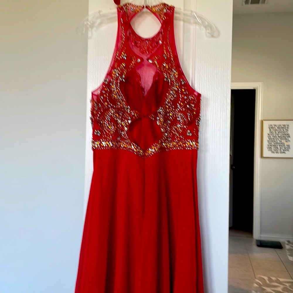 Beautiful red evening gown - Picture 2 of 4